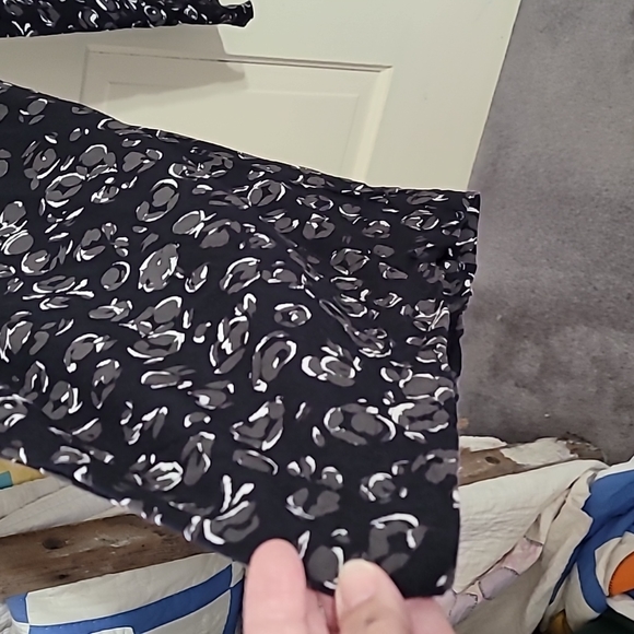 Wide-Leg Pants with Gray Floral Pattern - Picture 2 of 4